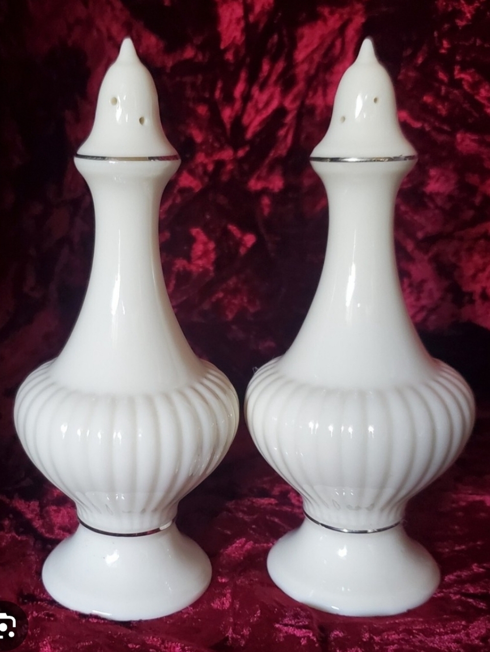 LENOX ESSEX COLLECTION SALY PEPPER DISCONTINUED. RIBBEDPLATINum Silver Trim